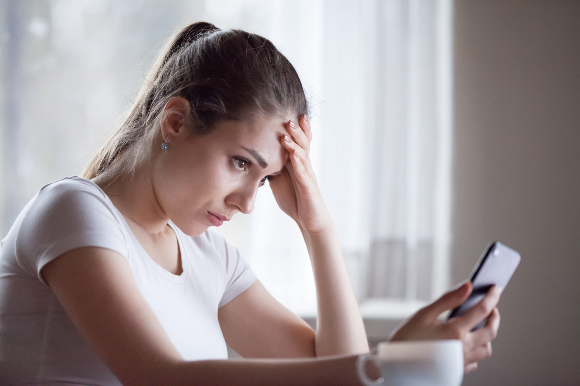 Angry,Young,Woman,Looking,At,Smartphone,Frustrated,By,No,Signal